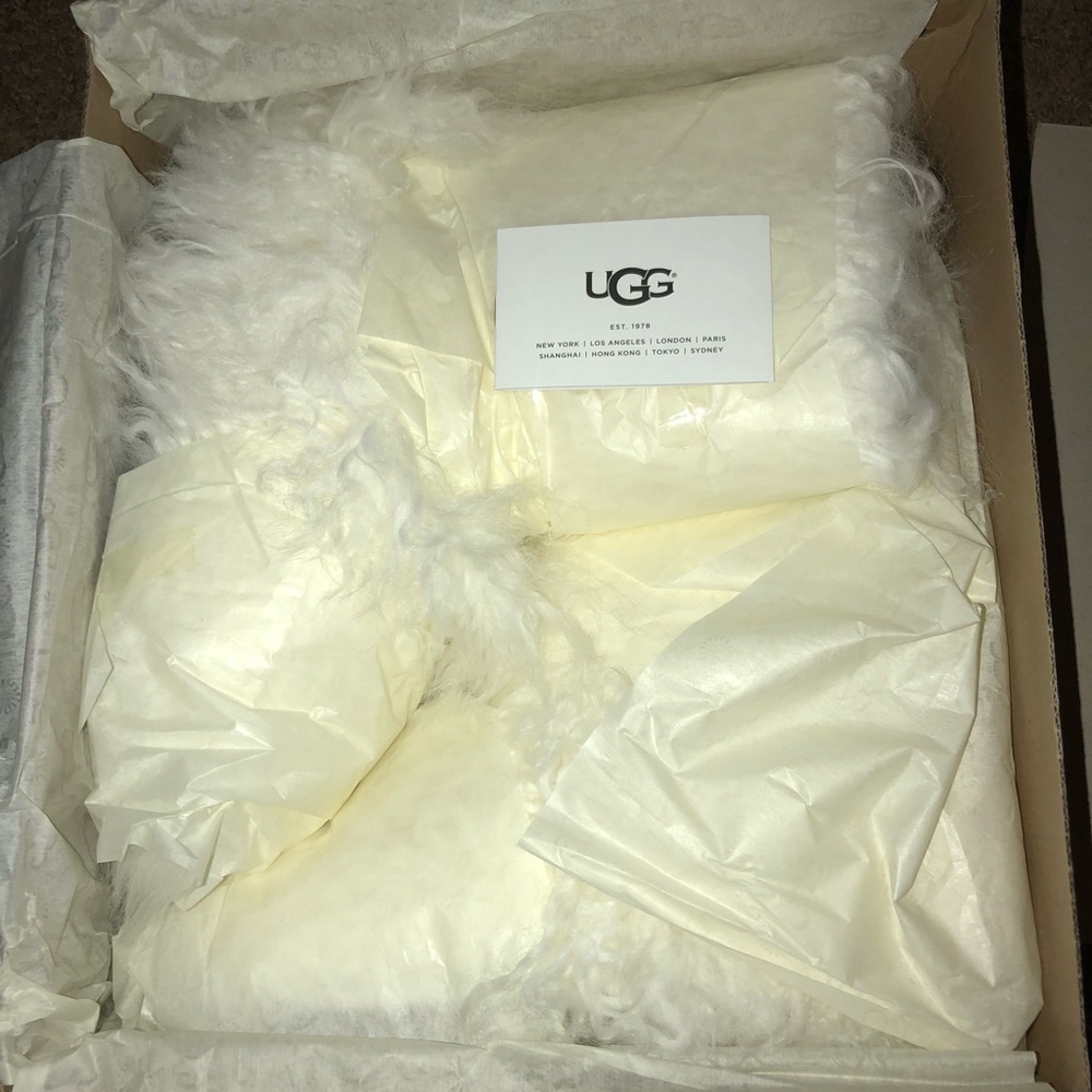 New with box. Ugg Fur Momma White